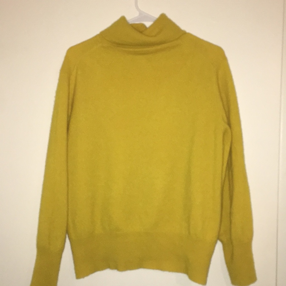 Mustard Neiman Marcus Cashmere turtleneck sweater